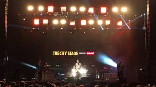 Chris Isaak - Down In Flames  ** NEW** LIVE. Super Bowl 50   San Francisco.  WALKING DUDE