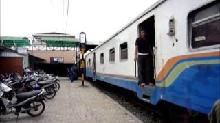 preview picture of video 'Kereta Api Putri Deli Berangkat Stasiun Medan'