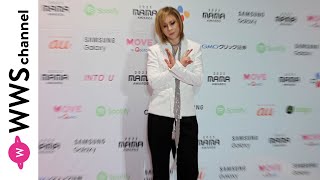 YOSHIKI、レッドカーペットにクールな白ジャケットで登場！＜2023 MAMA AWARDS＞