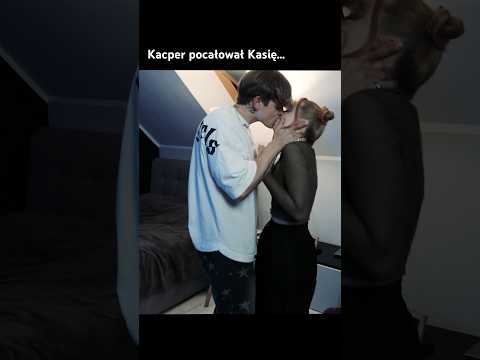 Kacper pocałował Kasię…