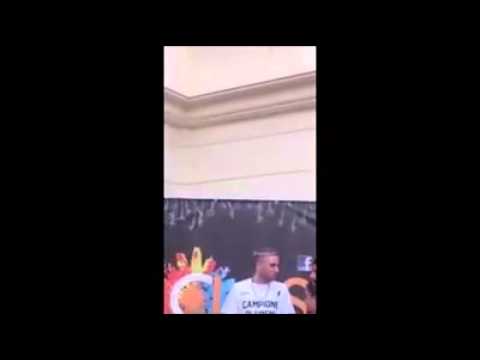 Briga (Amici) si arrabbia con il bodyguard perché una ragazza lo bacia