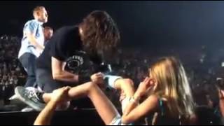 Foo Fighters' Vocalist Dave Grohl Sign Young Fan’s Leg Cast