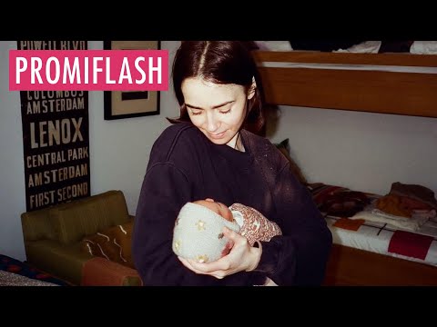 Lily Collins Tochter Tove hört schon jetzt Opa Phils Musik