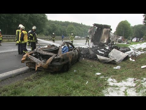 A44: PKW rast unter LKW - Fahrer verbrennt im Fahrzeug 04.08.2014