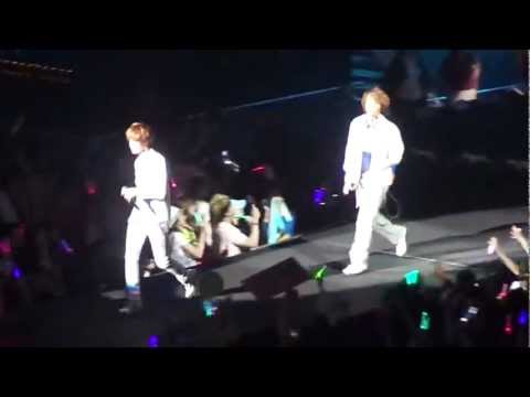 SMTown LA 2012 SHINee-SHINee world (fancam)