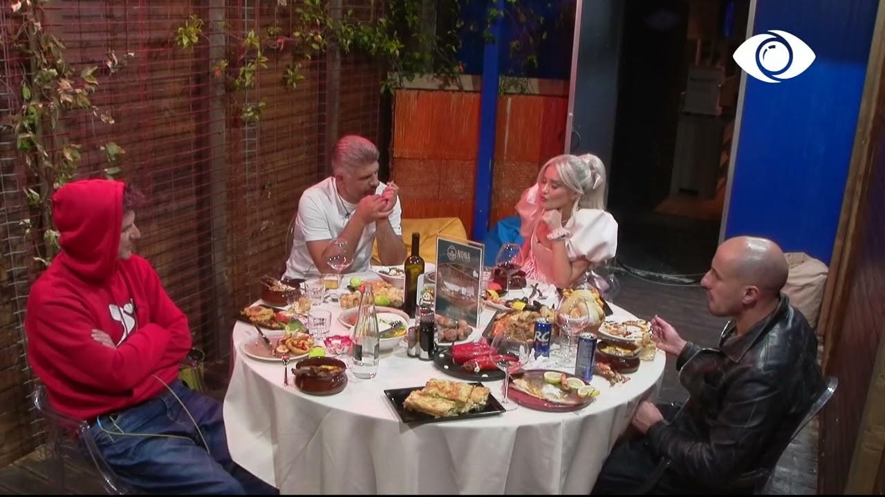 Efi shumë naive/ Banorët në burg bisedojnë