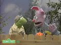 Sesame Street Kermit The Frog News Flash Kermit News And Santa Claus