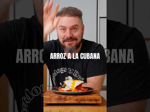 Arroz a la cubana con unas salchichas y un huevito a la plancha para acompañar.