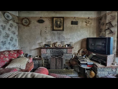 Abandoned House with Everything Left Inside - Abandoned Family Home left Frozen In Time!!