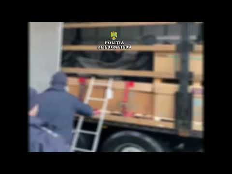 Nouă afgani depistaţi ascunși într-un automarfar la P.T.F. Vărșand