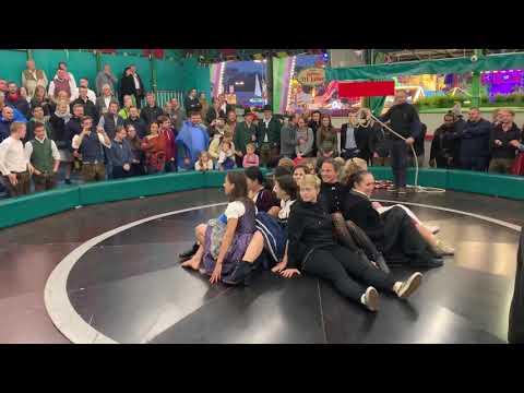 Oktoberfest 2019 traditionelles Fahrgeschäft Teufelsrad Damen Fahrt Wiesn München / Girls Ride