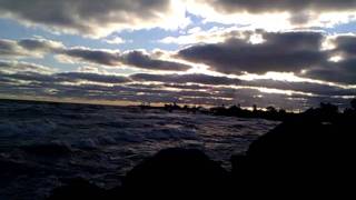 preview picture of video 'Crazy wind at shore in Whiting, Indiana (2)'