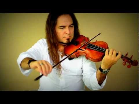 Andrés Zúñiga tocando violino em casa
