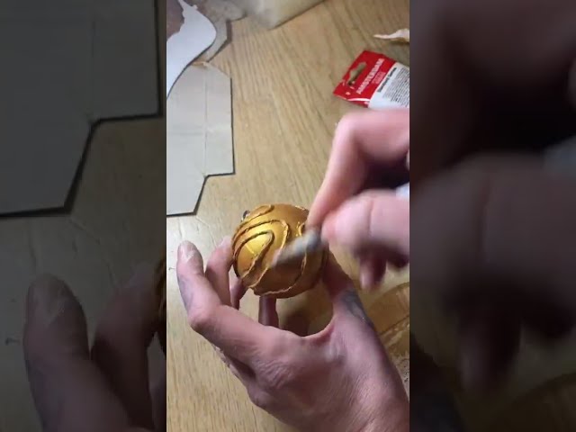 Vídeo relacionado con Harry Potter Golden Snitch - Calcomanías de pared con espejo - Producto oficial para niños y niñas, calcomanías de dormitorio para todas las edades, vinilo plateado para fanáticos de películas y