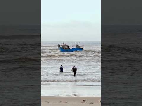 Barco de pesca Shimidt indo ao Mar, enquanto tarrafeadores pescam, em Imbé, RS. #barcodepesca #fish