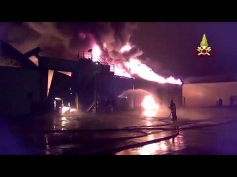 Prato, incendio alla Com-Ital Plast di Montemurlo