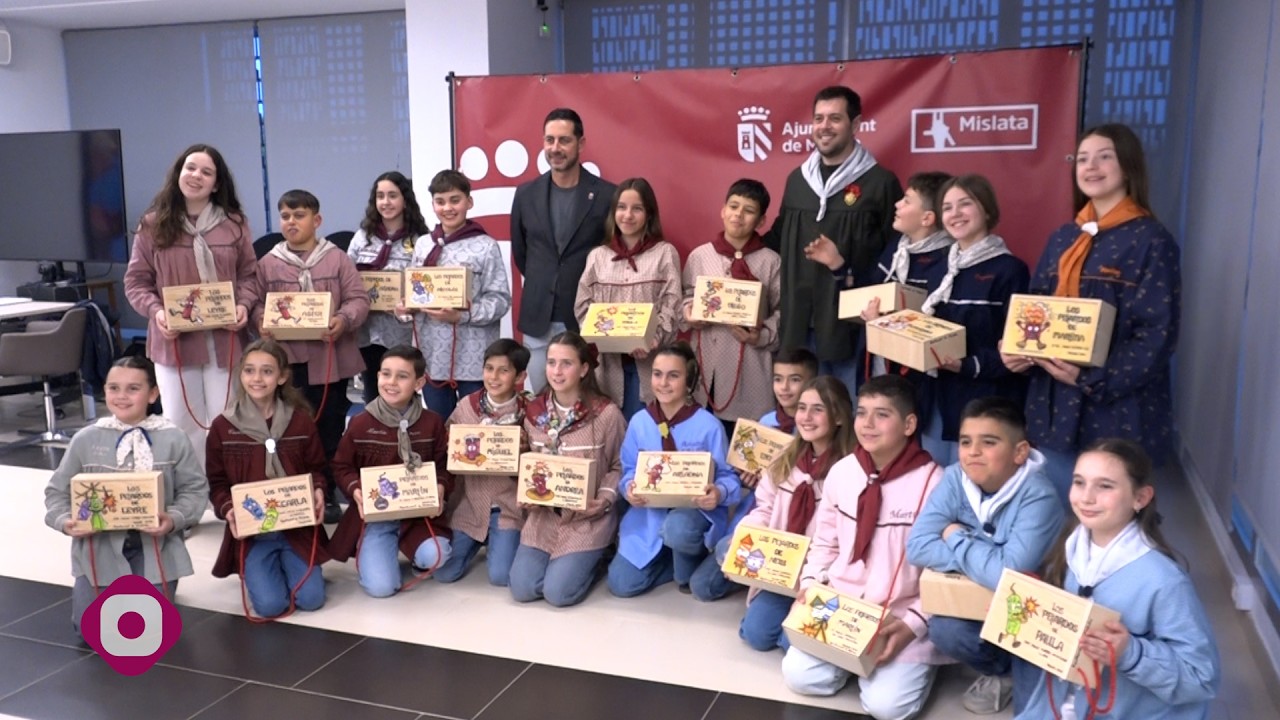 The senior falleras and children's presidents of Mislata visit the City Hall