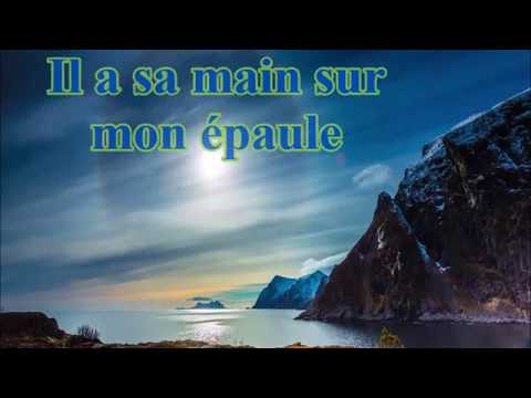 Il a sa main sur mon épaule