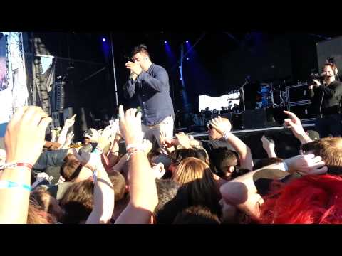Chino/Deftones Helping His Fans In The Pit