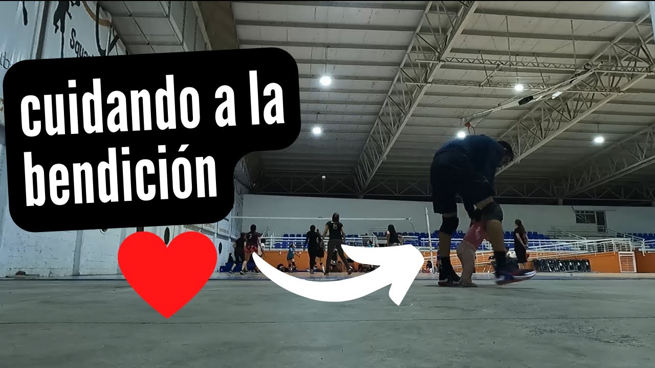 Cuidando a mi hija en una cancha de voleibol