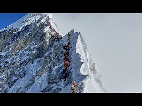 Polnischer Bergsteiger gelingt historische Skiabfahrt vom Mount Everest nach Gipfelerfolg