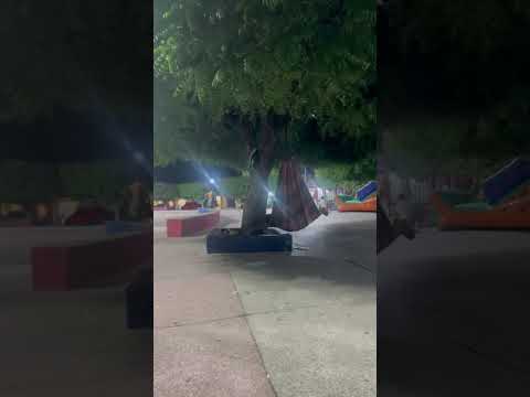 Homem deitado na sua rede na praça do gavião em Pio XII Maranhão!