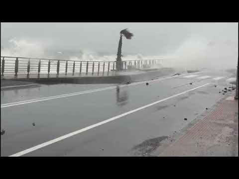 Ciclone Harry il lungomare di Santa Teresa di Riva flagellato