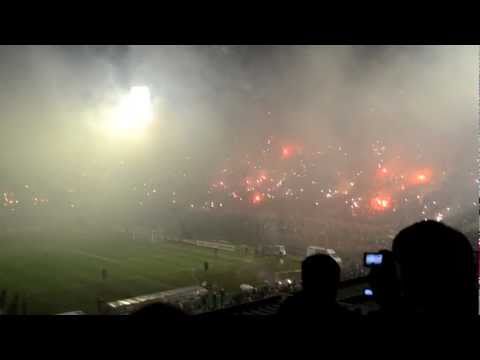 "El mejor recibimiento de la historia - Peñarol x Vélez - 2011" Barra: Barra Amsterdam &bull; Club: Peñarol