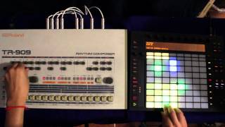 Roland TR-909 meets Ableton Push