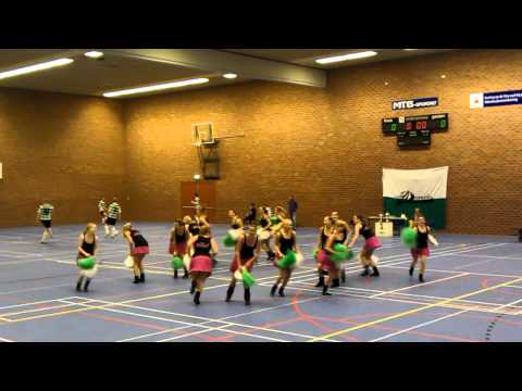 Cheerleaden S.D.V Chass� bij v.v. Drienerlo