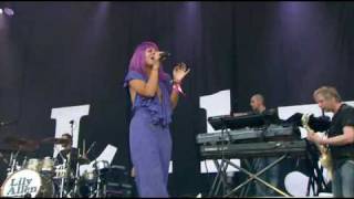 Lily Allen - Womanizer Live