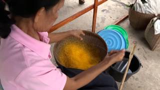 preview picture of video 'Zijde spinnen / Silk spinning in Khon Kaen, Thailand'