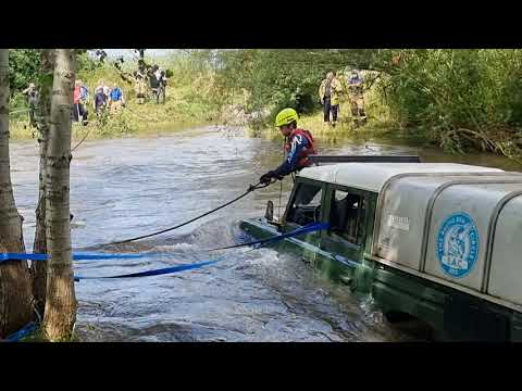 Landrover aus der Diemel geborgen