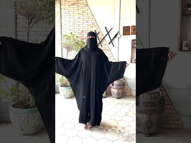 عباية بتطريز اسود مثلثات