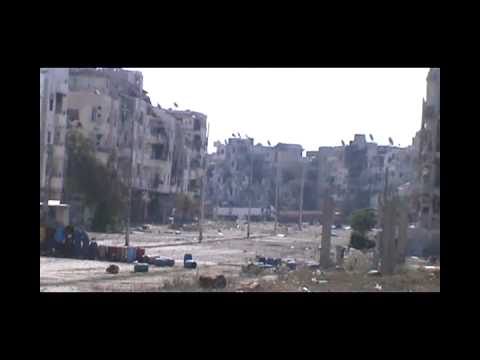 آثار الدمار في شارع القاهرة في مدينة حمص الواقع تحت سيطرة الجيش الحر