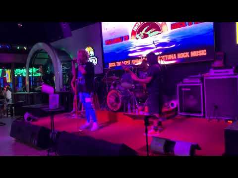 Hottuna Rock Bar: Eurythmics - Sweet Dreams (Cover), Walking Street, Pattaya, Thailand, 22.04.2024