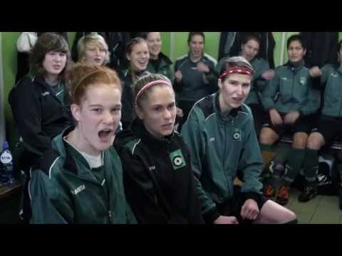 In de kleedkamer bij de Cerkelladies