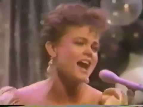 Go-Go's - We Got The Beat (Dick Clark's Rockin' New Years Eve 1982/1983)