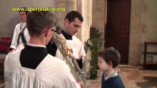 A l'ombre du prêtre, le Vendredi Saint.