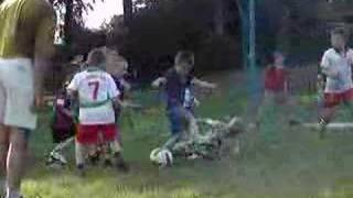 preview picture of video 'Przedszkolaki grają w piłkę'