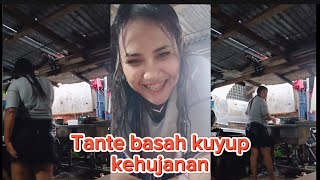 Download lagu DAPURNYA BOCOR SAAT HUJAN TANTE INI MENCUCI PIRING DENGAN AIR HUJAN mp3