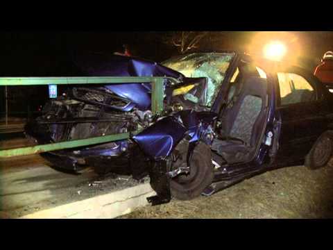 Todtmoos - Frau rast mit Auto in Brückengeländer  - Geländer bohrt sich in Fahrzeug