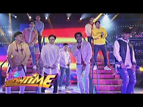 It's Showtime: Hashtags serenades the crowd with "Lean on Me"