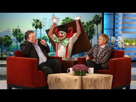 エレンはエリック・ストーンストリートをさらに怖がらせた! (Ellen Scared Eric Stonestreet Even Better!)