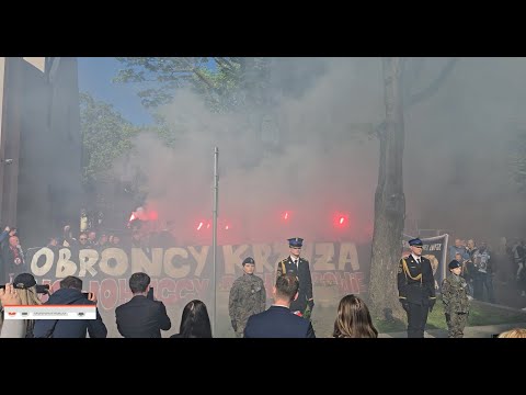 Kibice Hutnika Kraków podczas obchodów 65 rocznicy Obrony Krzyża Nowohuckiego