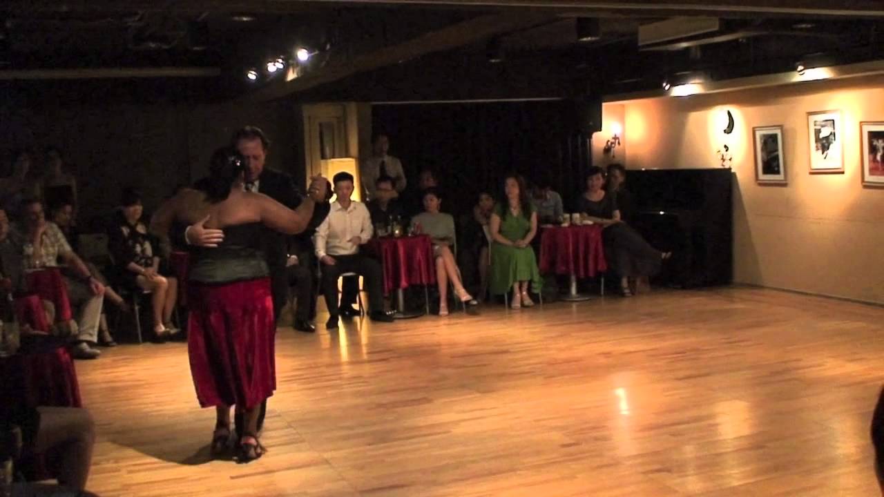 Jorge Díspari y María del Carmen Romero dance "Tigre viejo"