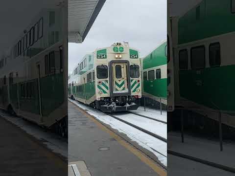 GO Transit Old Cab Car 254 arriving at Aldershot #shorts #trains #gotrain