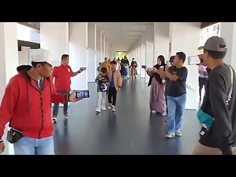 ALLHAMDULILLAH ~ FAREL PRAYOGA SUDAH DATANG LANGSUNG DIGERUDUK FANS SAMPERIN DI MOBIL.