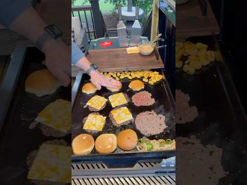 Smash burgers don’t have to be hard! Use these tips and tricks! #smashburgers #griddle #blackstone