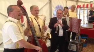 Pfarrer Heller spielt Klarinette im Circus Harlekin